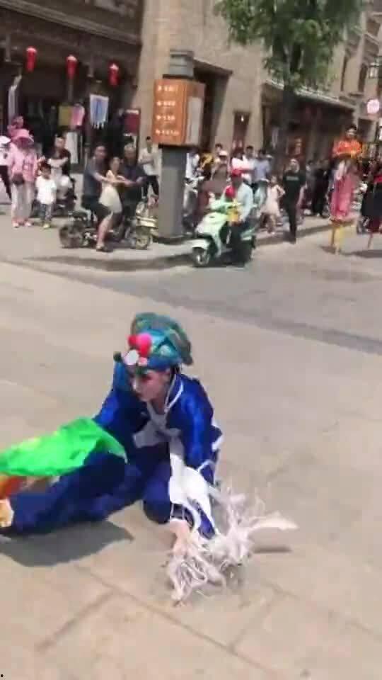 成人踩高跷教学视频讲解,跟随教学视频轻松掌握踩高跷技巧